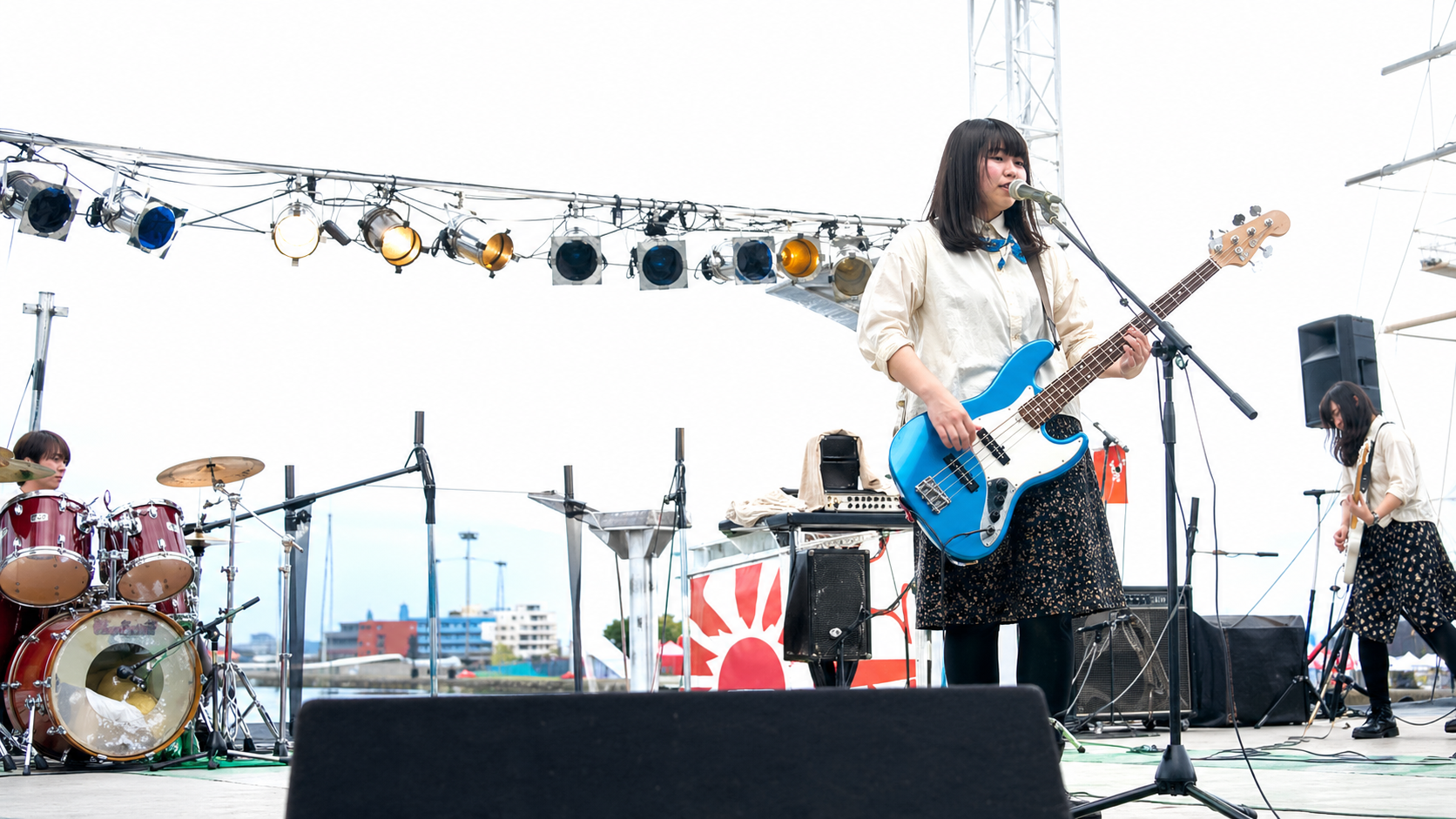 ギターを弾く少女